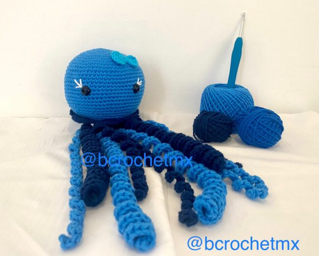 Medusa tejido a mano en crochet 100% algodón 32 cm de largo y 14 cm diametro de la cabeza aprox b-21