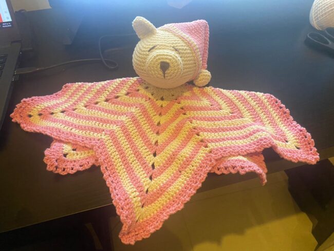 Manta de Apego Rosa con osito tejido a mano en crochet 100% algodón 33 cm de diametro y 13 cm de la cabeza de osob-21