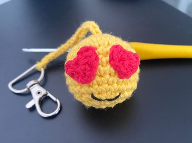 Llavero Emoji tejido a mano en crochet 100% algodón 4 cm de alto aprox b-21